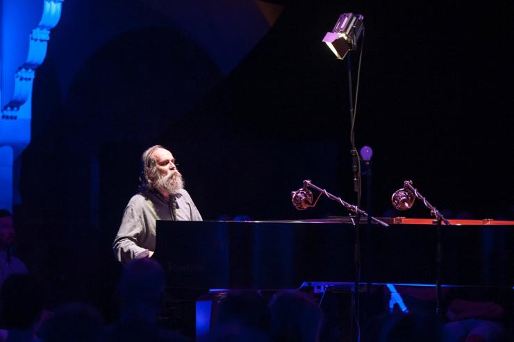 Lubomyr Melnyk mit langem grauen Bart sitzt mit geschlossenen Augen am Flügel im Volksbad Jena