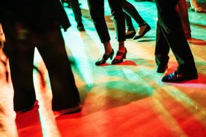 Füßr von tanzenden Paaren beim Familientanz im Stadtteilzentrum LISA