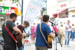 Straßenmusiker "The InBetween" auf der Johannisstraße Jena