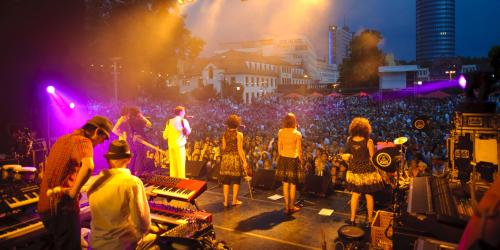 Band auf der Bühne vor Publikum bei der Kulturarena in Jena